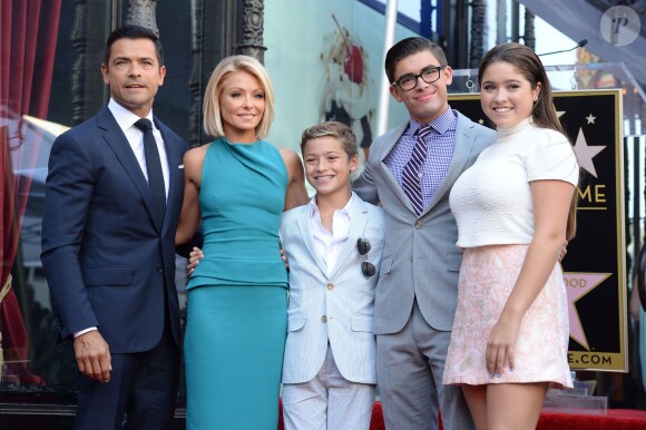 Mark Consuelos, Michael Consuelos, Lola Consuelos et Joaquin Consuelos assistent à la cérémonie en l'honneur de Kelly Ripa qui reçoit son étoile sur Hollywood Boulevard, le 12 octobre 2015 à Los Angeles