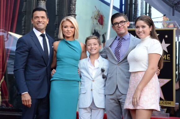 Mark Consuelos, Michael Consuelos, Lola Consuelos and Joaquin Consuelos assistent à la cérémonie en l'honneur de Kelly Ripa qui reçoit son étoile sur Hollywood Boulevard, le 12 octobre 2015 à Los Angeles