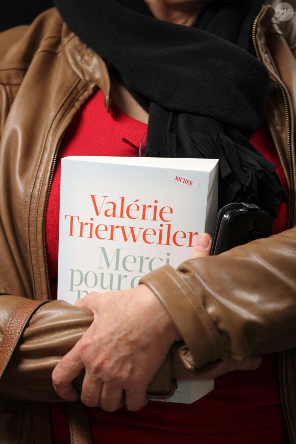 Illustration - Valérie Trierweiler dédicace son livre "Merci pour ce moment" à la librairie Richer à Angers, sa ville natale, le 10 octobre 2014.