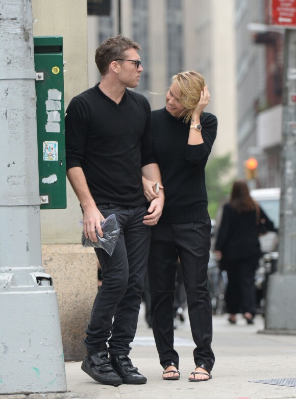 Sam Worthington et sa compagne Lara Bingle se promènent en amoureux dans les rues de New York le 11 septembre 2014