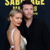 Lara Bingle et son compagnon Sam Worthington lors de la première du film "Sabotage" au cinéma "The Regal " à Los Angeles, le 19 mars 2014.