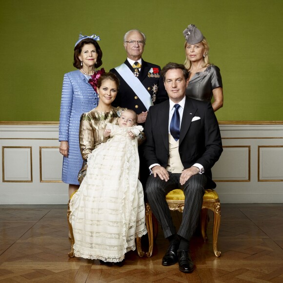 Baptême du prince Nicolas de Suède, fils de la princesse Madeleine et de Christopher O'Neill, avec ses parents et ses grands-parents la reine Silvia, le roi Carl XVI Gustaf et Eva O'Neill, le 11 octobre 2015 au palais Drottningholm à Stockholm, photo officielle par Mattias Edwall pour la cour suédoise.