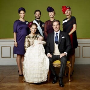 Baptême du prince Nicolas de Suède, fils de la princesse Madeleine et de Christopher O'Neill, avec son oncle et parrain le prince Carl Philip et ses tantes, le 11 octobre 2015 au palais Drottningholm à Stockholm, photo officielle par Mattias Edwall pour la cour suédoise.