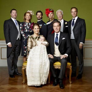 Baptême du prince Nicolas de Suède, fils de la princesse Madeleine et de Christopher O'Neill, avec ses parrains et marraines le 11 octobre 2015 au palais Drottningholm à Stockholm, photo officielle par Mattias Edwall pour la cour suédoise.