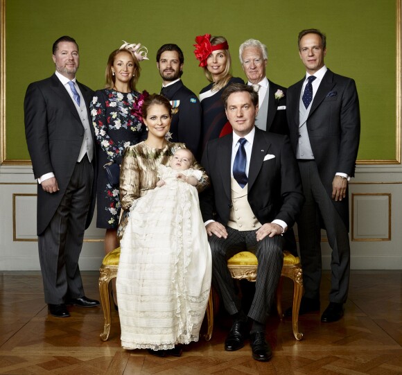 Baptême du prince Nicolas de Suède, fils de la princesse Madeleine et de Christopher O'Neill, avec ses parrains et marraines le 11 octobre 2015 au palais Drottningholm à Stockholm, photo officielle par Mattias Edwall pour la cour suédoise.