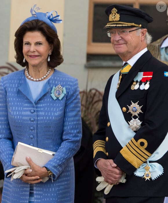 Le roi Carl XVI Gustaf et la reine Silvia de Suède. Image du baptême du prince Nicolas de Suède, second enfant de la princesse Madeleine et de Christopher O'Neill, le 11 octobre 2015 au palais Drottningholm à Stockholm.