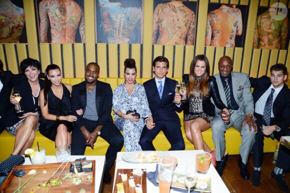 Kris Jenner, Kim Kardashian, Kanye West, Kourtney Kardashian, Scott Disick, Khloe Kardashian, Lamar Odom et Robert Kardashian au restaurant RYU de Scott Disick dans le Meatpacking District de New York le 23 avril 2012
