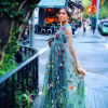 Alexa Chung, sublime en Valentino, en route pour le vernissage de l'exposition "BVLGARI & ROME: Eternal Inspiration" à la boutique Bulgari de New York, le 14 octobre 2015.
