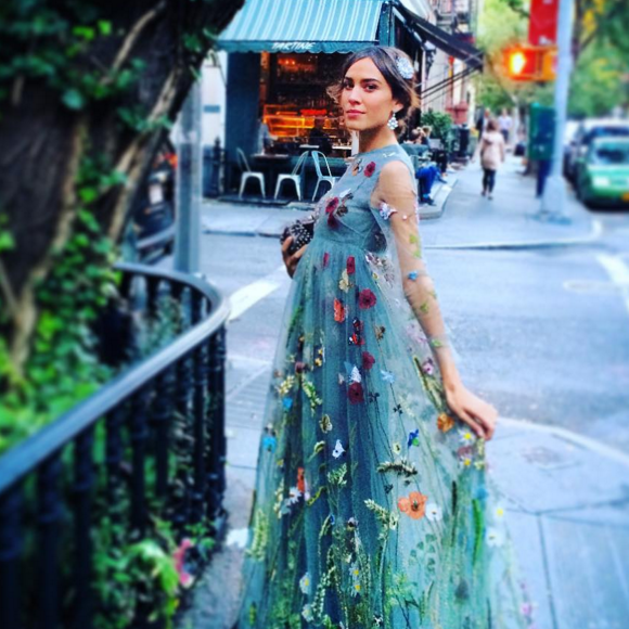 Alexa Chung, sublime en Valentino, en route pour le vernissage de l'exposition "BVLGARI & ROME: Eternal Inspiration" à la boutique Bulgari de New York, le 14 octobre 2015.