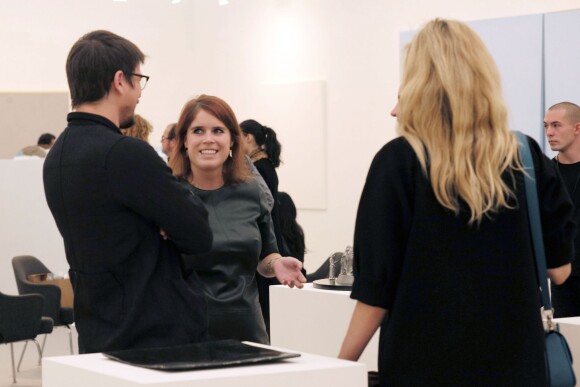 La princesse Eugenie d'York a pu présenter le stand de la galerie d'art Hauther & Wirth, dont elle est la directrice associée, à Josh Hartnett et sa compagne Tamsin Egerton, enceinte de leur premier enfant, au vernissage du salon d'art contemporain Frieze Art Fair le 13 octobre 2015 à Regent's Park, à Londres.