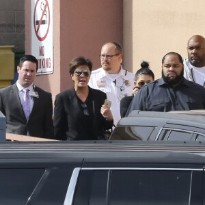 Kim Kardashian, sa soeur Kourtney ainsi que Kylie et Kris Jenner quitte l'hôpital Sunrise de Las Vegas, le 15 octobre 2015, où est hospitalisé Lamar Odom