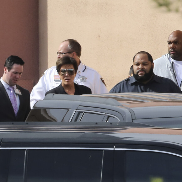 Kim Kardashian, sa soeur Kourtney ainsi que Kylie et Kris Jenner quitte l'hôpital Sunrise de Las Vegas, le 15 octobre 2015, où est hospitalisé Lamar Odom