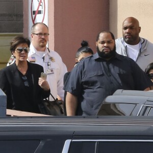 Kim Kardashian, sa soeur Kourtney ainsi que Kylie et Kris Jenner quitte l'hôpital Sunrise de Las Vegas, le 15 octobre 2015, où est hospitalisé Lamar Odom