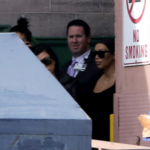 Kim Kardashian, sa soeur Kourtney ainsi que Kylie et Kris Jenner quitte l'hôpital Sunrise de Las Vegas, le 15 octobre 2015, où est hospitalisé Lamar Odom