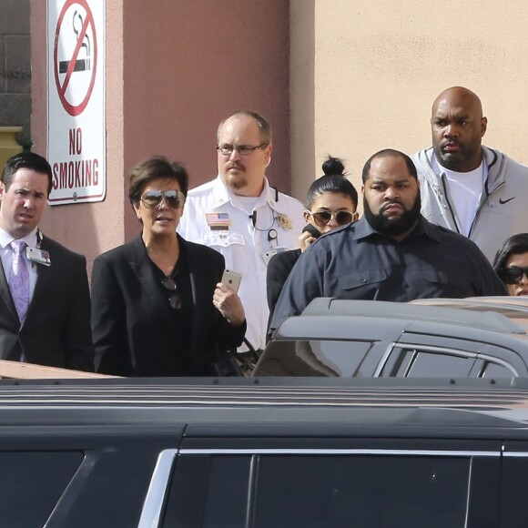 Kim Kardashian, sa soeur Kourtney ainsi que Kylie et Kris Jenner quitte l'hôpital Sunrise de Las Vegas, le 15 octobre 2015, où est hospitalisé Lamar Odom