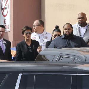 Kim Kardashian, sa soeur Kourtney ainsi que Kylie et Kris Jenner quitte l'hôpital Sunrise de Las Vegas, le 15 octobre 2015, où est hospitalisé Lamar Odom