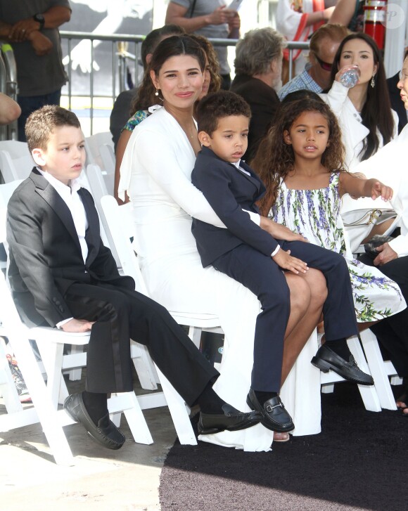 Paloma Jimenez et ses enfants devant le TCL Chinese Theater de Hollywood, le 1er avril 2015