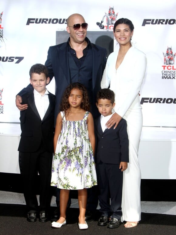 Vin Diesel avec sa femme Paloma Gimenez,leurs enfants et un jeune ami au TCL Chinese Theater à Hollywood, le 1er avril 2015