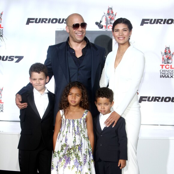 Vin Diesel avec sa femme Paloma Gimenez,leurs enfants et un jeune ami au TCL Chinese Theater à Hollywood, le 1er avril 2015