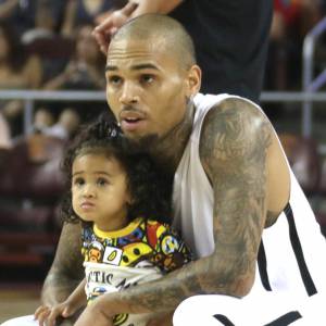 Chris Brown et sa fille Royalty - People au match de basket Power 106 celebrity All-Star à Los Angeles le 20 septembre 2015.