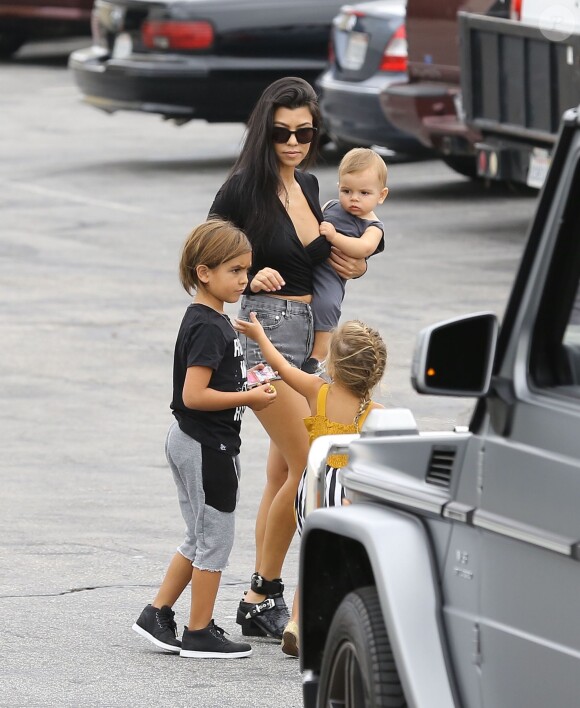 Kourtney Kardashian emmène ses enfants Penelope, Mason et Reign Aston faire du karting à Burbank. Tyga est aussi présent pour l'anniversaire de son fils King Cairo, et Kanye West s'amuse avec sa fille North. Chris Brown fait du toboggan avec sa fille Royalty et Travis Barker est venu aussi leur rendre visite. Le 16 octobre 2015.