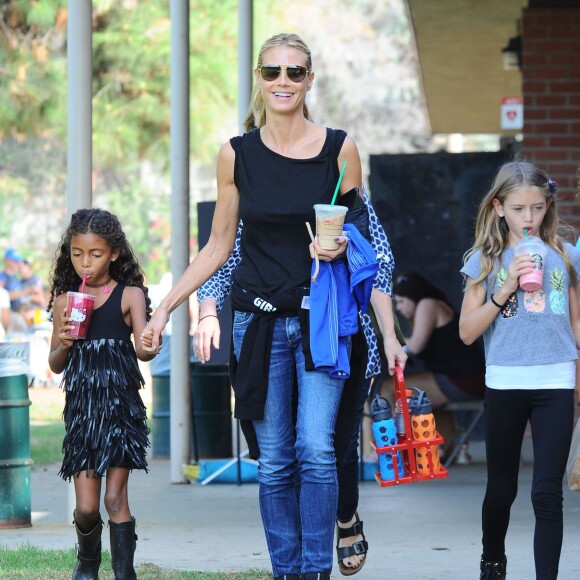 Heidi Klum et ses enfants Leni, Johan et Lou se rendent au match de football de leur frère Henry à Brentwood, le 17 octobre 2015.