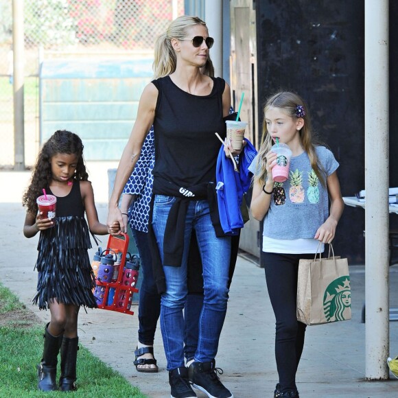 Heidi Klum et ses enfants Leni, Johan et Lou se rendent au match de football de leur frère Henry à Brentwood, le 17 octobre 2015.