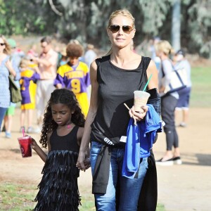 Heidi Klum et ses enfants Leni, Johan et Lou se rendent au match de football de leur frère Henry à Brentwood, le 17 octobre 2015.