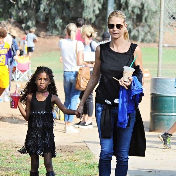 Le top model allemand Heidi Klum et sa fille Lou, à Brentwood, le 17 octobre 2015.