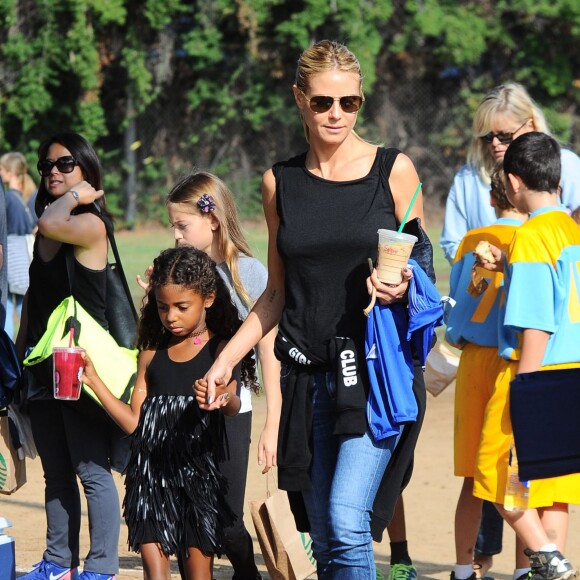 Heidi Klum et ses enfants Leni, Johan et Lou se rendent au match de football de leur frère Henry à Brentwood, le 17 octobre 2015.