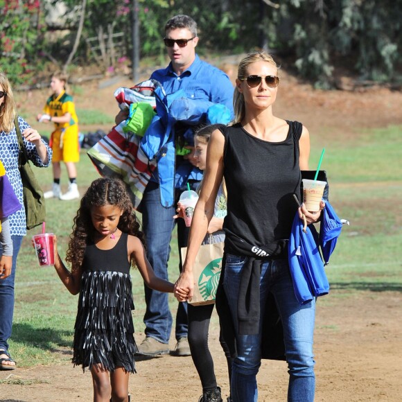Heidi Klum et ses enfants Leni, Johan et Lou se rendent au match de football de leur frère Henry à Brentwood, le 17 octobre 2015.