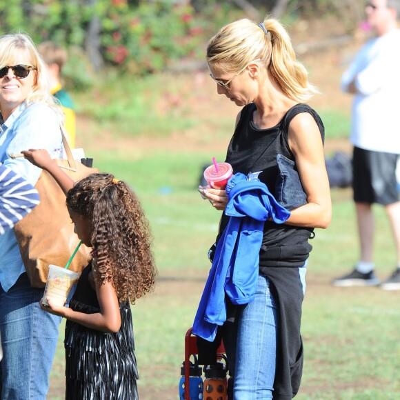 Heidi Klum et ses enfants Leni, Johan et Lou se rendent au match de football de leur frère Henry à Brentwood, le 17 octobre 2015.
