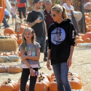 Heidi Klum et sa fille Leni achètent des citrouilles au "Mr. Bones Pumpkin Patch", à West Hollywood (Los Angeles), le 17 octobre 2015.