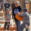 Heidi Klum et sa fille Leni achètent des citrouilles au "Mr. Bones Pumpkin Patch", à West Hollywood (Los Angeles), le 17 octobre 2015.