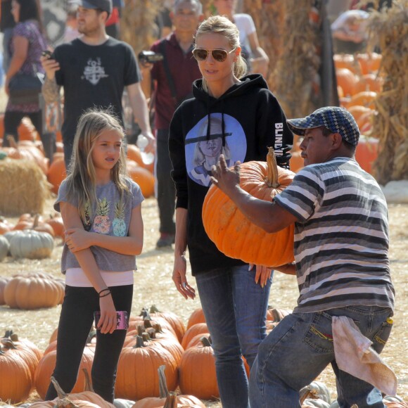 Heidi Klum et sa fille Leni achètent des citrouilles au "Mr. Bones Pumpkin Patch", à West Hollywood (Los Angeles), le 17 octobre 2015.