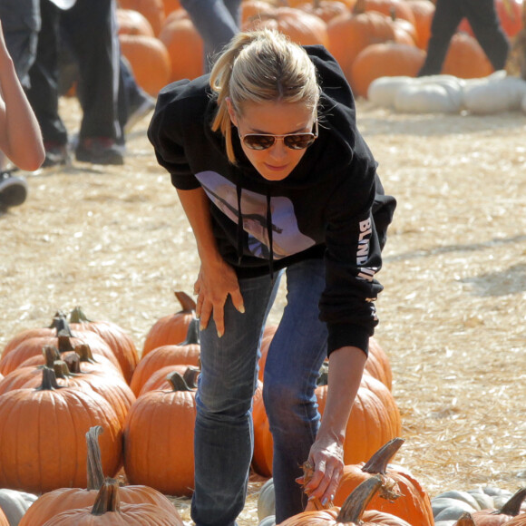 Heidi Klum et sa fille Leni achètent des citrouilles au "Mr. Bones Pumpkin Patch", à West Hollywood (Los Angeles), le 17 octobre 2015.