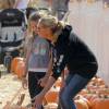 Heidi Klum et sa fille Leni achètent des citrouilles au "Mr. Bones Pumpkin Patch", à West Hollywood (Los Angeles), le 17 octobre 2015.
