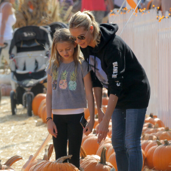 Heidi Klum et sa fille Leni achètent des citrouilles au "Mr. Bones Pumpkin Patch", à West Hollywood (Los Angeles), le 17 octobre 2015.