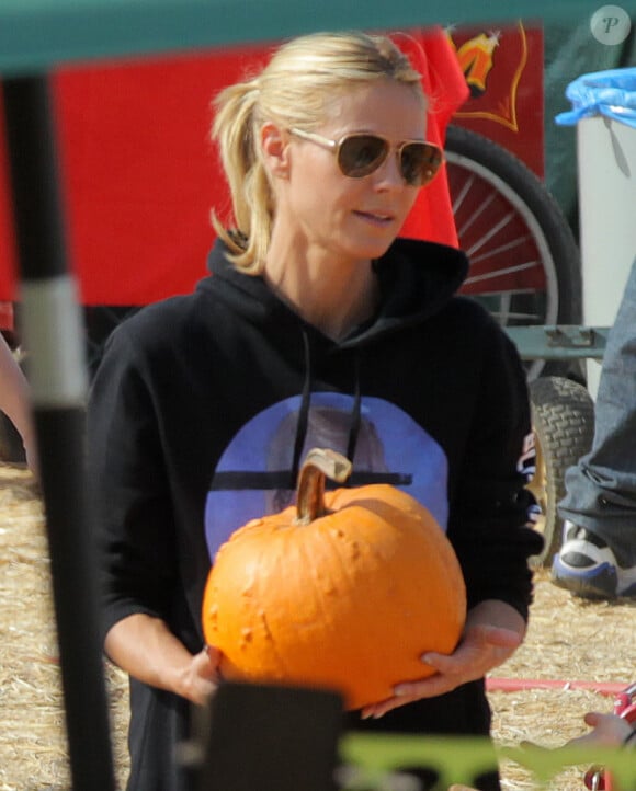 Heidi Klum achète des citrouilles au "Mr. Bones Pumpkin Patch", à West Hollywood (Los Angeles), le 17 octobre 2015.