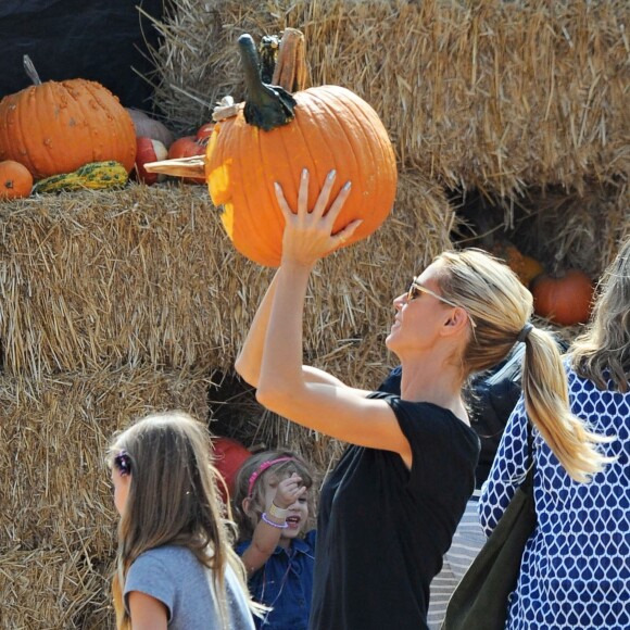 Heidi Klum et sa fille Leni achètent des citrouilles au "Mr. Bones Pumpkin Patch", à West Hollywood (Los Angeles), le 17 octobre 2015.