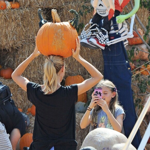 Heidi Klum et sa fille Leni achètent des citrouilles au "Mr. Bones Pumpkin Patch", à West Hollywood (Los Angeles), le 17 octobre 2015.