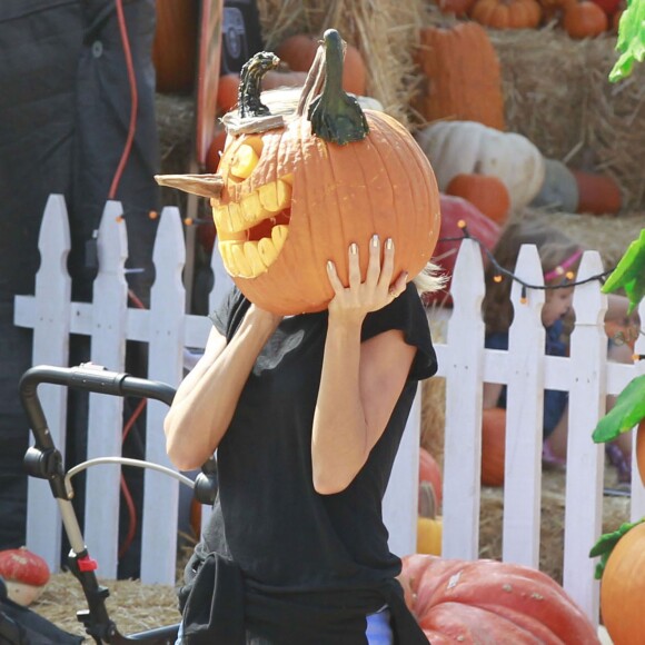 Heidi Klum et sa fille Leni achètent des citrouilles au "Mr. Bones Pumpkin Patch", à West Hollywood (Los Angeles), le 17 octobre 2015.