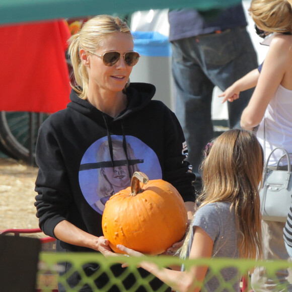 Heidi Klum et sa fille Leni achètent des citrouilles au "Mr. Bones Pumpkin Patch", à West Hollywood (Los Angeles), le 17 octobre 2015.
