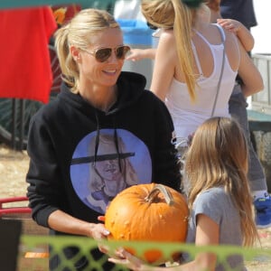 Heidi Klum et sa fille Leni achètent des citrouilles au "Mr. Bones Pumpkin Patch", à West Hollywood (Los Angeles), le 17 octobre 2015.