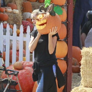 Heidi Klum et sa fille Leni achètent des citrouilles au "Mr. Bones Pumpkin Patch", à West Hollywood (Los Angeles), le 17 octobre 2015.