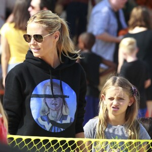 Heidi Klum et sa fille Leni achètent des citrouilles au "Mr. Bones Pumpkin Patch", à West Hollywood (Los Angeles), le 17 octobre 2015.