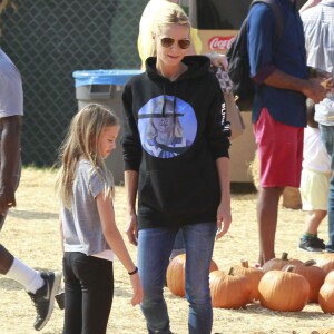 Heidi Klum et sa fille Leni achètent des citrouilles au "Mr. Bones Pumpkin Patch", à West Hollywood (Los Angeles), le 17 octobre 2015.