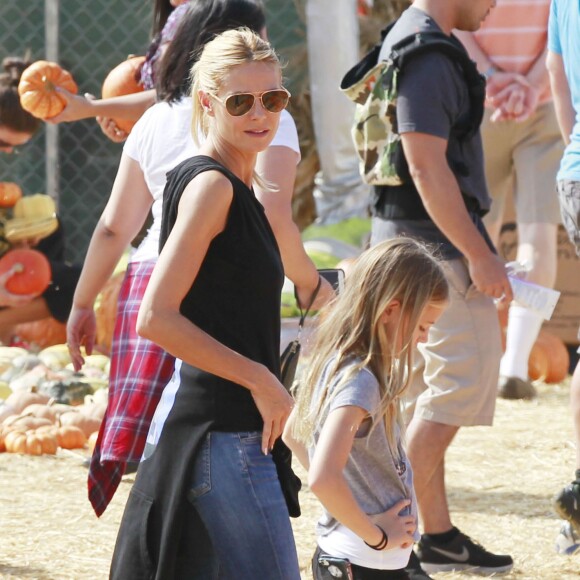Heidi Klum et sa fille Leni achètent des citrouilles au "Mr. Bones Pumpkin Patch", à West Hollywood (Los Angeles), le 17 octobre 2015.