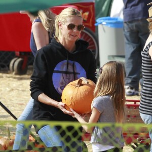 Heidi Klum et sa fille Leni achètent des citrouilles au "Mr. Bones Pumpkin Patch", à West Hollywood (Los Angeles), le 17 octobre 2015.