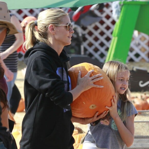Heidi Klum et sa fille Leni achètent des citrouilles au "Mr. Bones Pumpkin Patch", à West Hollywood (Los Angeles), le 17 octobre 2015.